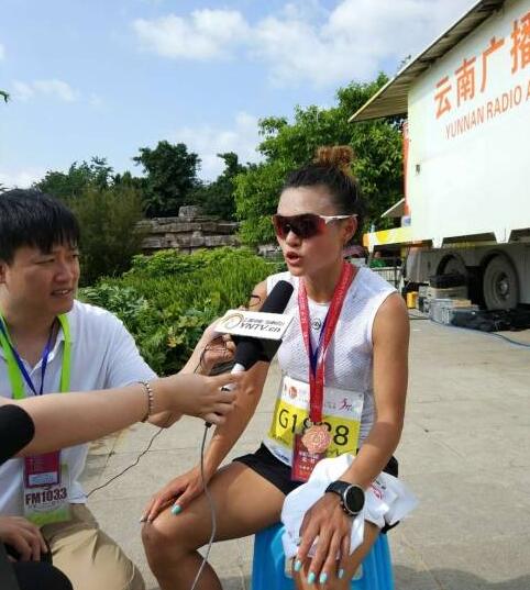 “520”表白日 弥勒女子半马甜蜜开跑 直升机向女选手们洒玫瑰花瓣