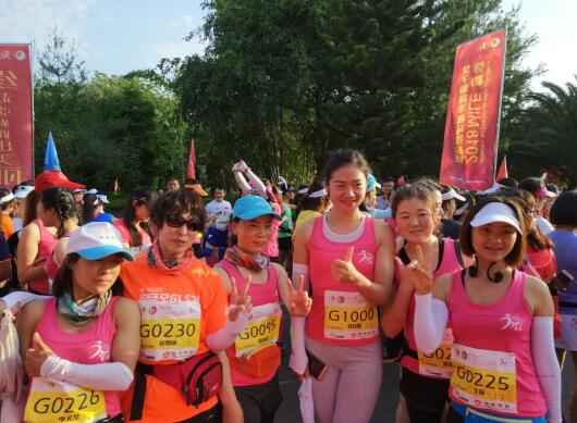 “520”表白日 弥勒女子半马甜蜜开跑 直升机向女选手们洒玫瑰花瓣