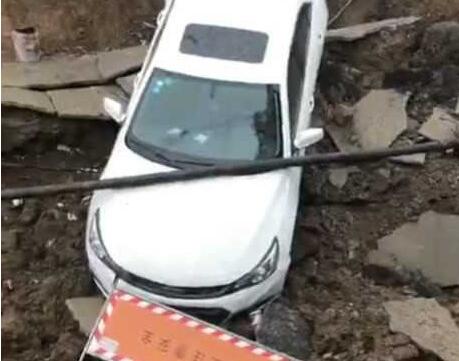 惊悚实拍!杭州路面突然塌陷3车被吞没 或因挖排水管不规范所致