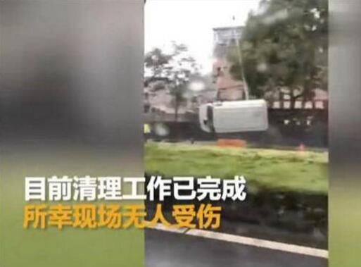 惊悚实拍!杭州路面突然塌陷3车被吞没 或因挖排水管不规范所致