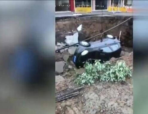 惊悚实拍!杭州路面突然塌陷3车被吞没 或因挖排水管不规范所致