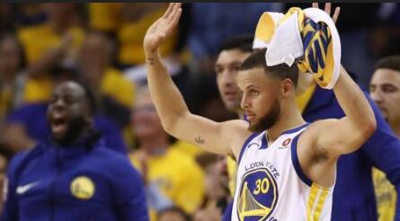 一扫阴霾！库里单节18分 库里完成上篮冲观众席大喊:这是我的地盘!