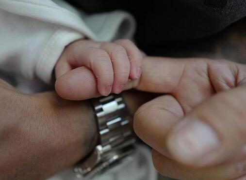 顾家好男人！余文乐表白儿子 Cody小手仅有爸爸一个手指头这么大