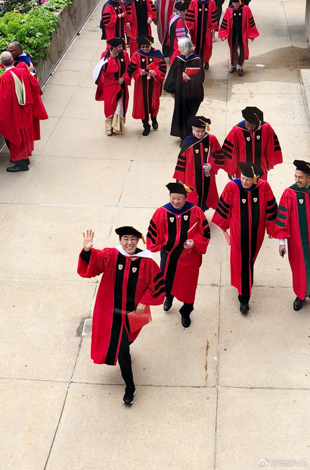 活到老学到老！张艺谋获博士学位 张艺谋2018年可以说是一个荣誉之年