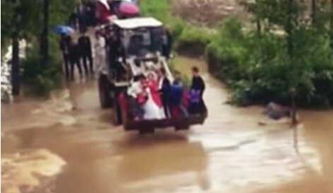 太拉风！男子用铲车迎娶新娘 大水中的婚礼将成为一生的记忆