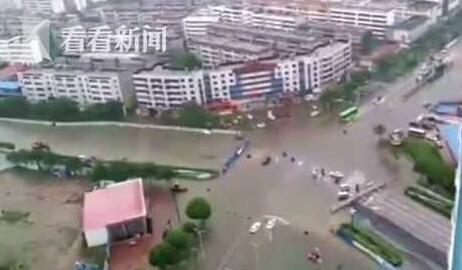 太拉风！男子用铲车迎娶新娘 大水中的婚礼将成为一生的记忆