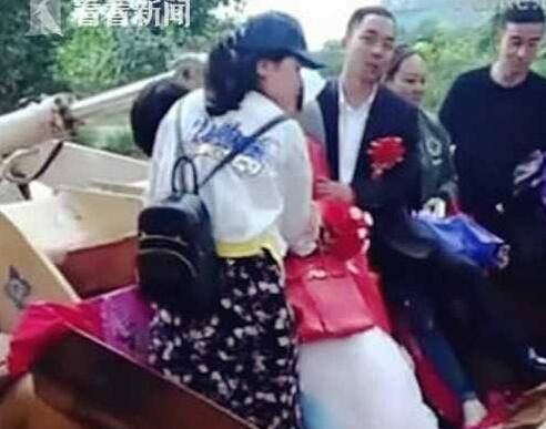 霸气十足!用铲车迎娶新娘 当天的