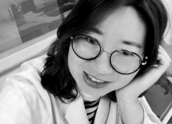 正能量满满!男童飞机上惊厥 临危不乱女医生出手相救展现