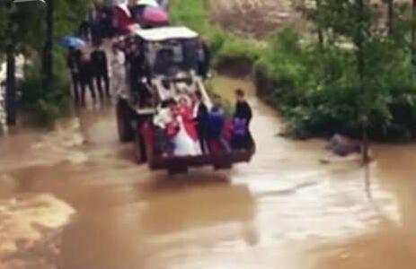 用铲车迎娶新娘 当天的“婚车”花费不到50元