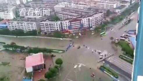 用铲车迎娶新娘 当天的“婚车”花费不到50元