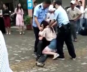 爱之深责之切?舌头险被女友咬断 