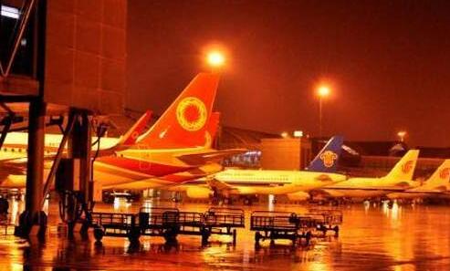 通宵运营！成都机场雷暴天气 268个航班延误74个航班取消