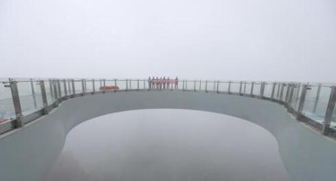 瑟瑟发抖!中原第一玻璃廊桥 比科罗拉多大峡谷悬空廊桥还长出悬崖9米