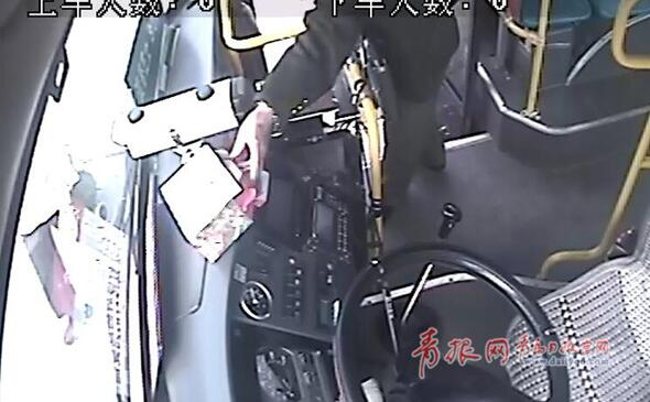 泪目！八旬大爷送樱桃 自费买来40多箱樱桃送给公交司机尝鲜