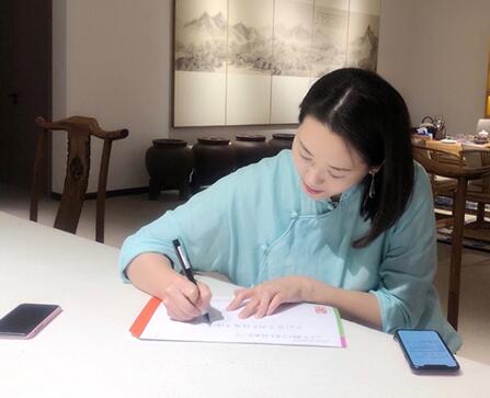 惊艳了!林依轮妻子剪长发 西华