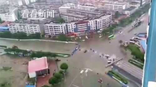 风雨再大挡不住我娶你回家！用铲车迎娶新娘 小伙子走红网络