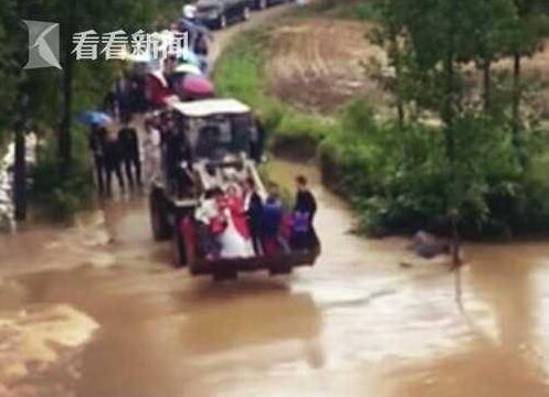 风雨再大挡不住我娶你回家！用铲车迎娶新娘 小伙子走红网络
