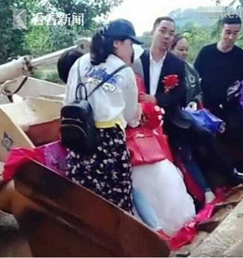 风雨再大挡不住我娶你回家！用铲车迎娶新娘 小伙子走红网络
