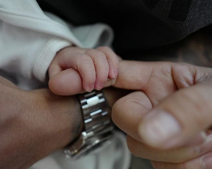 奶爸上线！余文乐表白儿子 不愧是六叔的儿子一出生就会比6