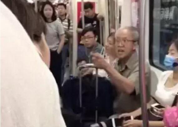 老人地铁飚英语尴尬了 当事孕妇:老人主动给
