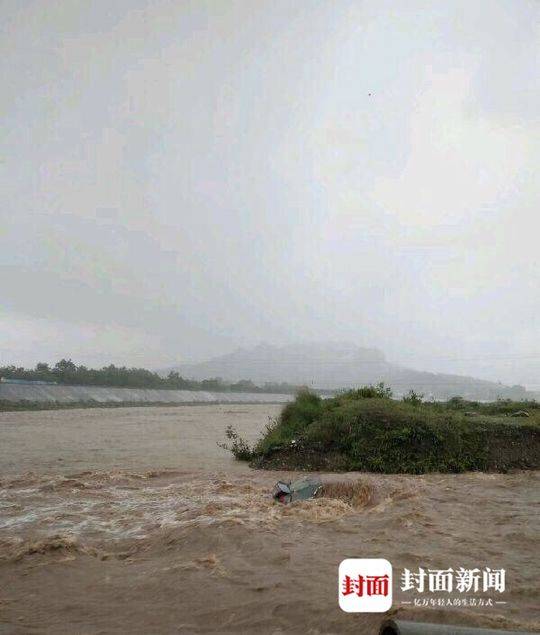 挖掘机救援!四川老师被冲下河 刚从车门爬出来就被水冲走了