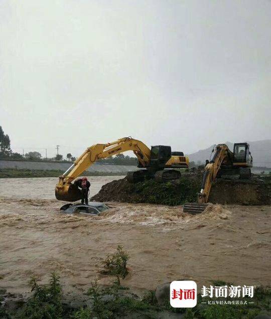挖掘机救援!四川老师被冲下河 刚从车门爬出来就被水冲走了