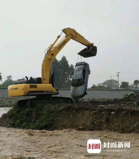 挖掘机救援!四川老师被冲下河 刚从车门爬出来就被水冲走了