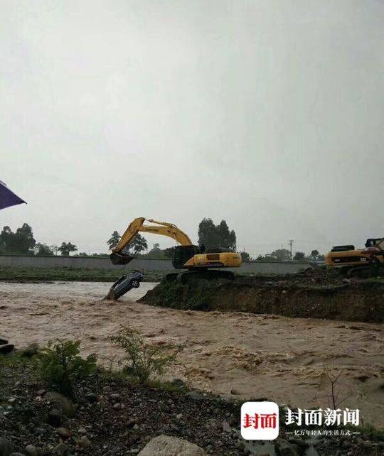 挖掘机救援!四川老师被冲下河 刚从车门爬出来就被水冲走了