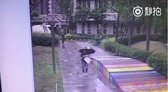 可怕一幕！电梯中被闻后背 女子报警后发现真相远远没这么简单