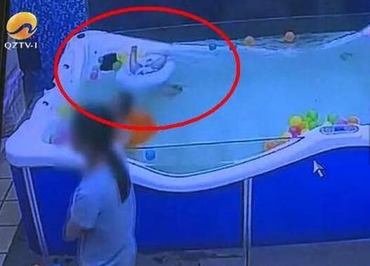 惊魂46秒!幼童母婴店溺水 妈妈买奶粉不到两分钟的时间就出意外了
