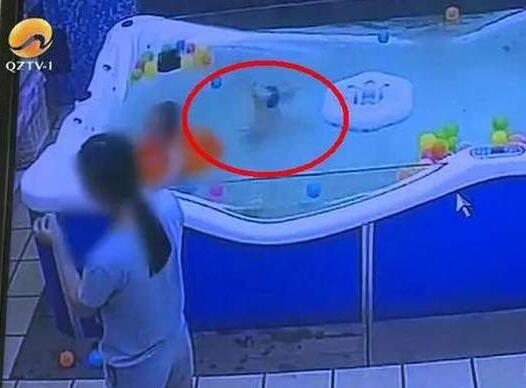 惊魂46秒!幼童母婴店溺水 妈妈买奶粉不到两分钟的时间就出意外了