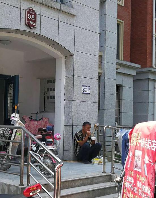 点赞！蹲墙角吃面照走红 网友：出差办案的民警真不容易
