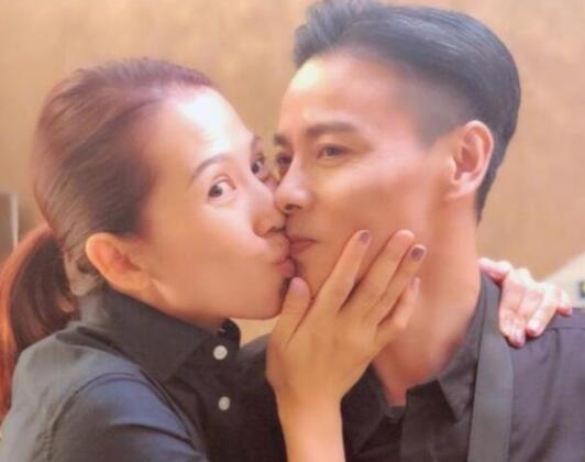 老夫老妻还这么娇羞！蔡少芬晒亲吻照 