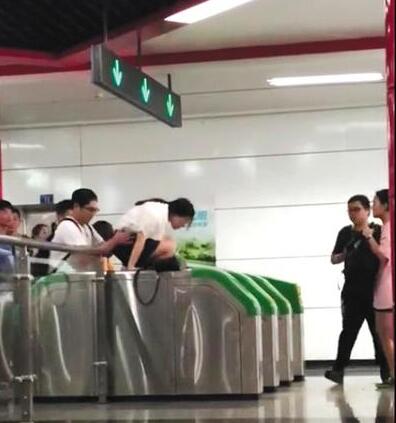 生猛！乘客集体跳闸逃票 实拍一女子从地铁检票闸机口上一跃而下