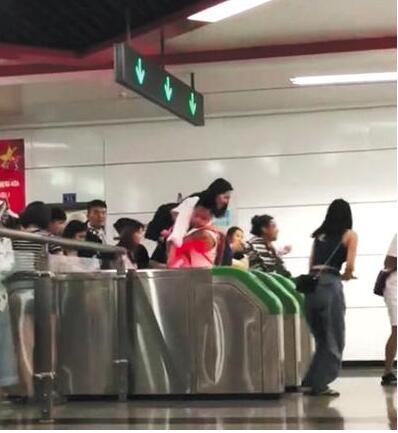 生猛！乘客集体跳闸逃票 实拍一女子从地铁检票闸机口上一跃而下