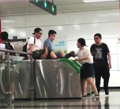 生猛！乘客集体跳闸逃票 实拍一女子从地铁检票闸机口上一跃而下