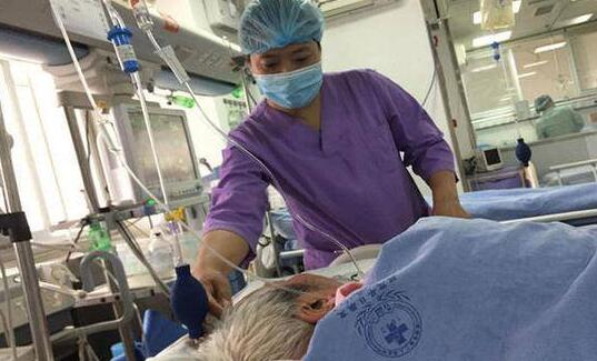 吃货摊上大事！摘野菜住进ICU 医生称属神经毒性的食物中毒