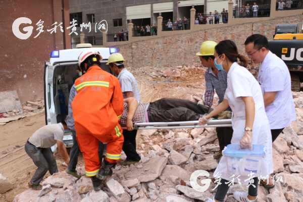 生死救援！高空钢筋砸中女工 消防救援人员下到井底实施救援