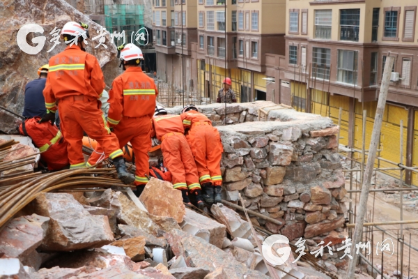 生死救援！高空钢筋砸中女工 消防救援人员下到井底实施救援