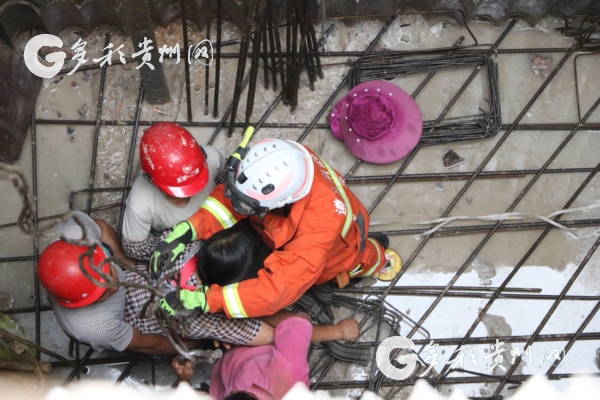 生死救援！高空钢筋砸中女工 消防救援人员下到井底实施救援