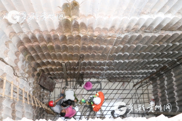 生死救援！高空钢筋砸中女工 消防救援人员下到井底实施救援