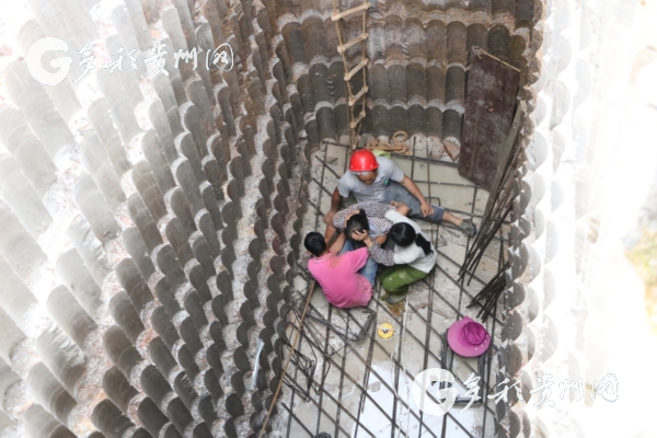 生死救援！高空钢筋砸中女工 消防救援人员下到井底实施救援