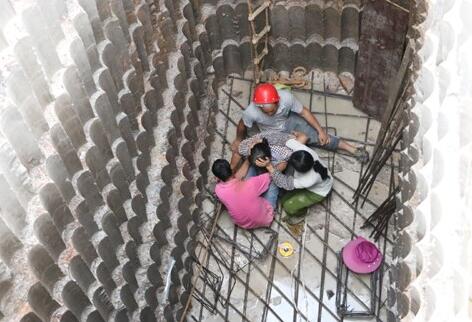 惊悚实拍!高空钢筋砸中女工 消防员