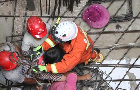 惊悚实拍!高空钢筋砸中女工 消防员