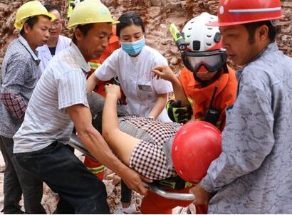 惊悚实拍!高空钢筋砸中女工 消防员