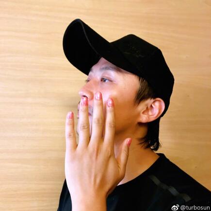 父女情深！小花给邓超美甲 没被女儿涂过指甲油的爸爸一定是个假爸爸