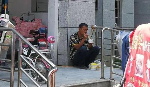 民警“蹲守墙角吃面照”走红：曾只身抓2人缴6把砍刀