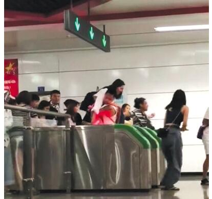 多名乘客集体“跳闸”逃票 成都地铁:太过分! 
