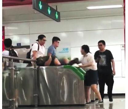 多名乘客集体“跳闸”逃票 成都地铁:太过分! 