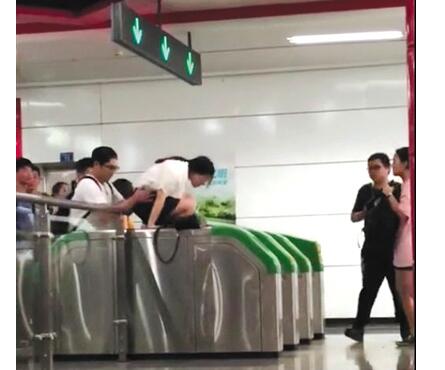 多名乘客集体“跳闸”逃票 成都地铁:太过分! 
